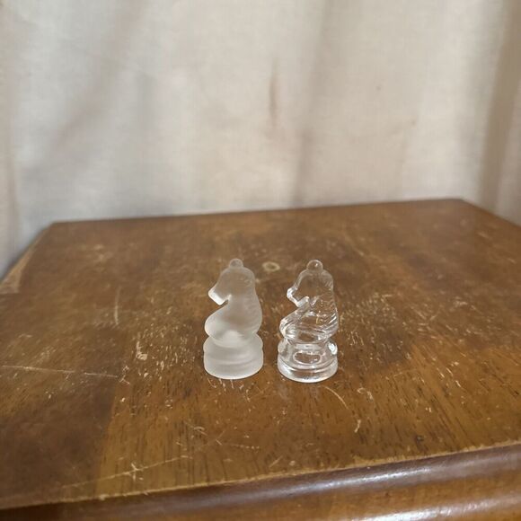 One‎ Clear & One Frosted Knight Replacement Pieces Cardinal Glass Chess 1-3/8" - Picture 1 of 6
